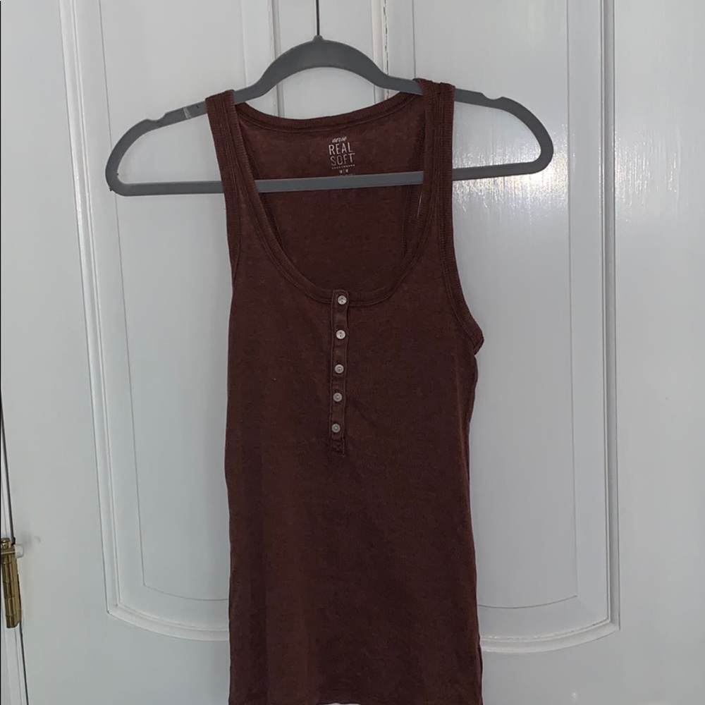 Long sleeveless tank top